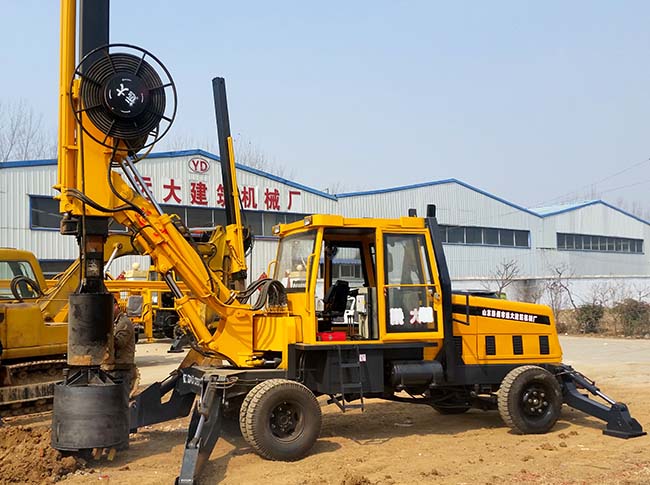 小型輪式旋挖機，適合於房屋建築、道路橋梁施工和建築工地使用